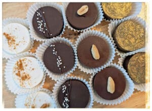 Round chocolate cups with salt almonds and other toppings